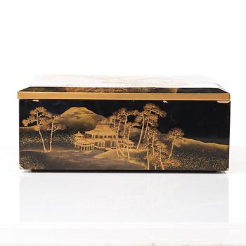 A Japanese lacquered box with cover, Meiji period (1868-1912).