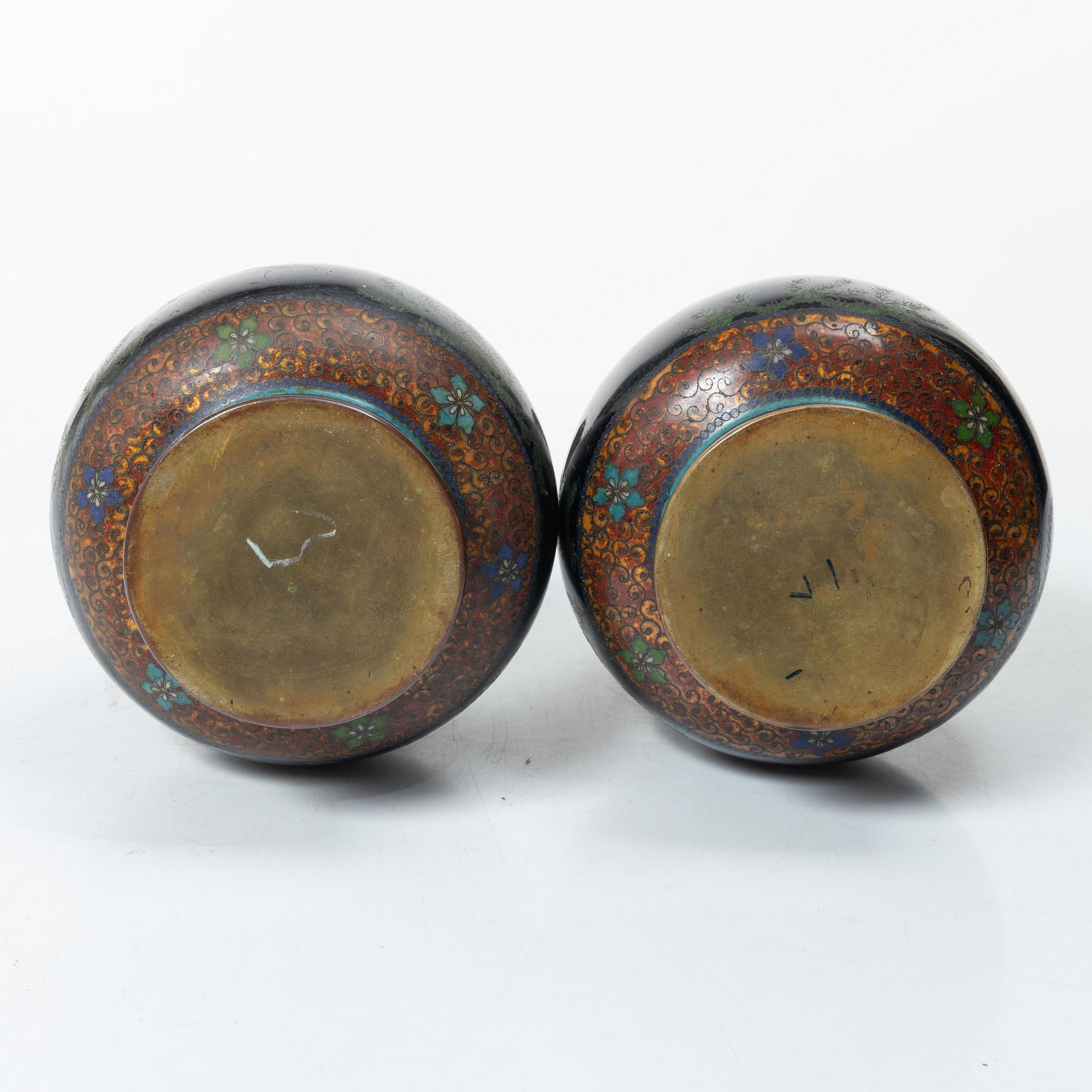 A pair of cloisonné vases, two dishes, two cylindrical vases and a jar with cover, 19/20th century.