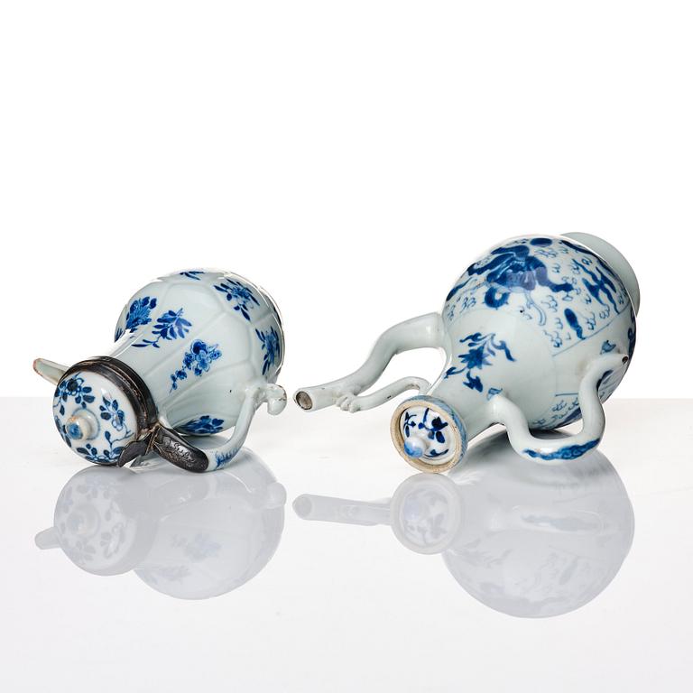 Kannor, två stycken, porslin. Kina, Qingdynastin, Kangxi (1662-1722).