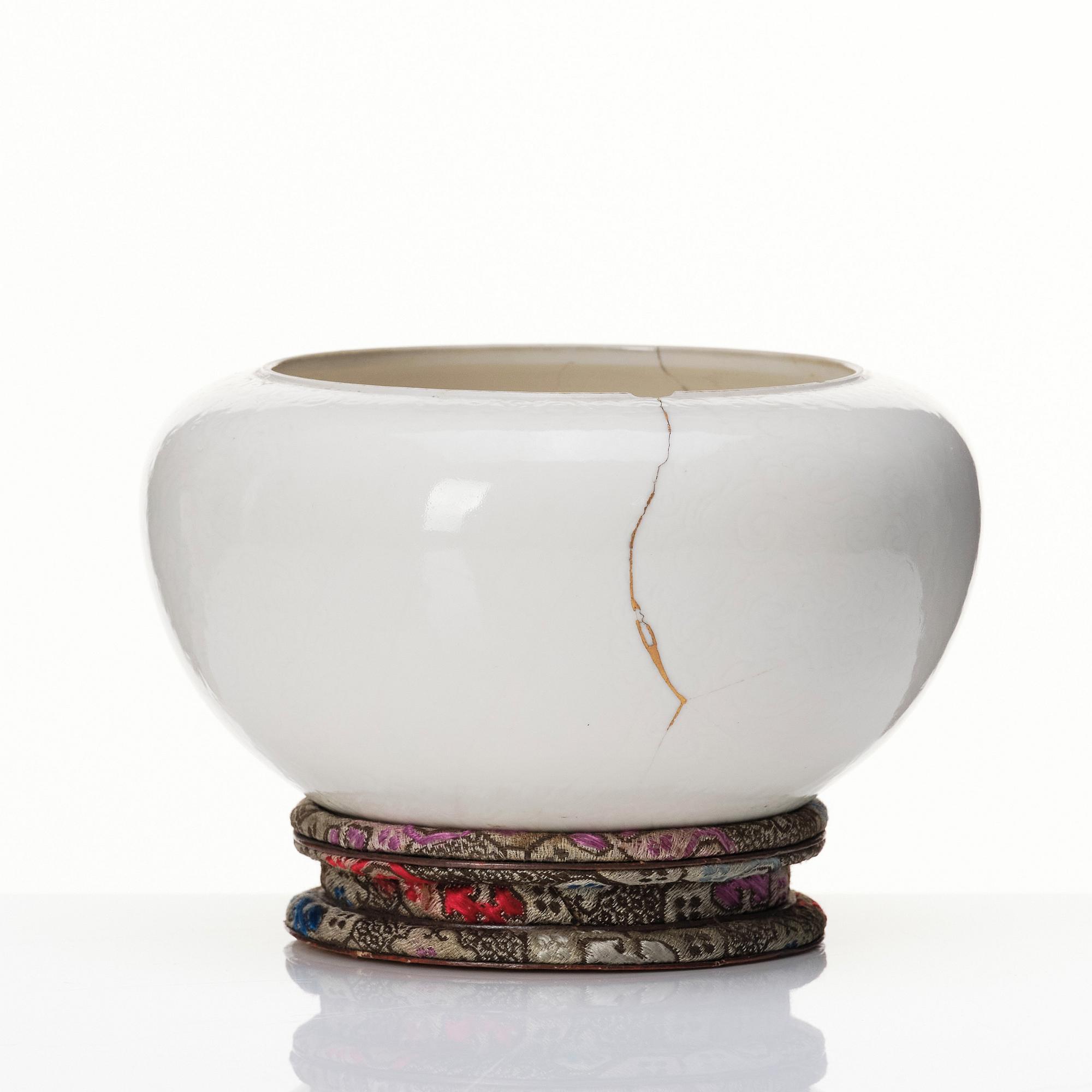 A Chinese blanc de chine censer, Qing dynasty, Kangxi (1662-1722).