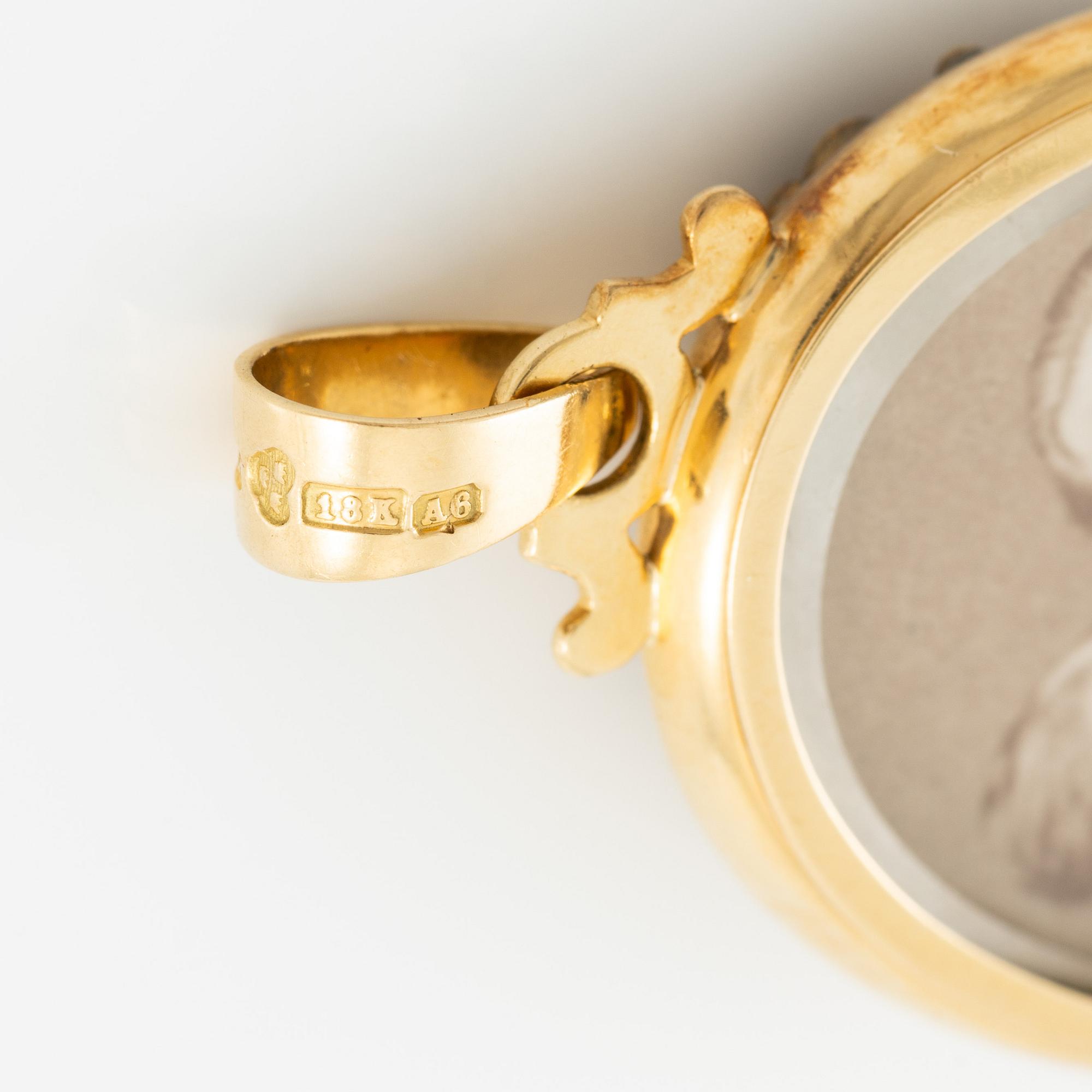 Medaljong 18K guld med pärlor.