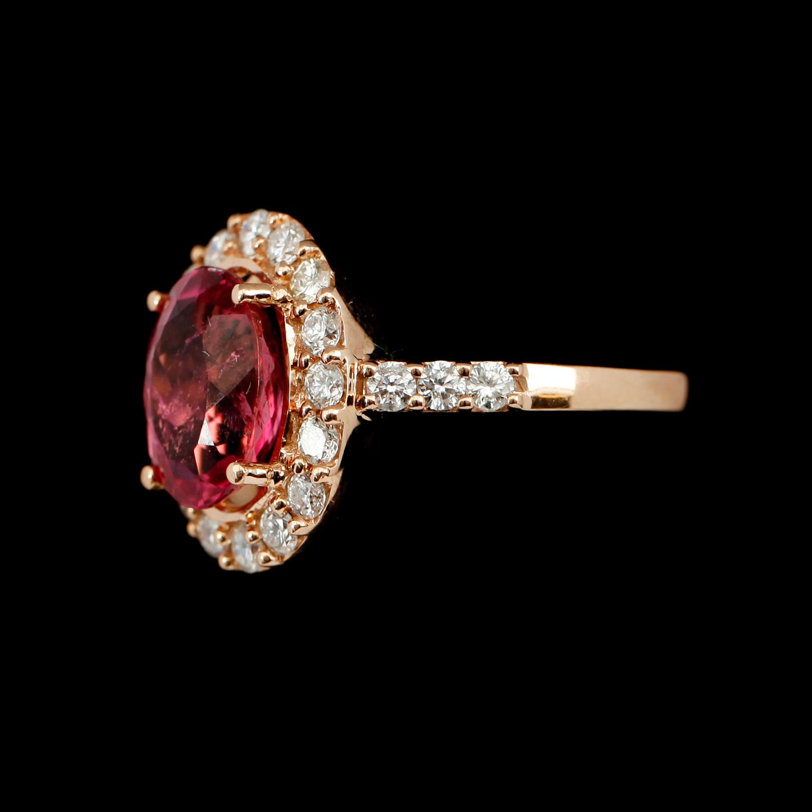 RING, 18 k guld, rosa turmalin 3.07 ct, briljantslipade diamanter tot 0.87 ct.