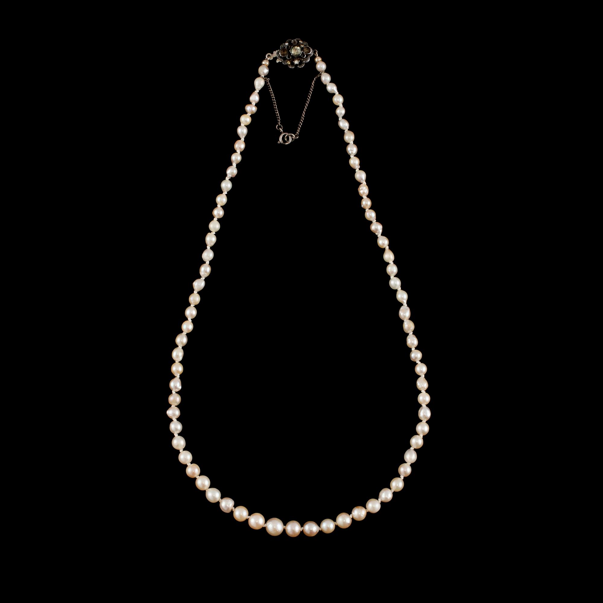 COLLIER, odlade pärlor, lås i silver med pastestenar.