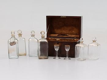 SCHATULL MED KARAFFER, England, 1800-talets första hälft.
