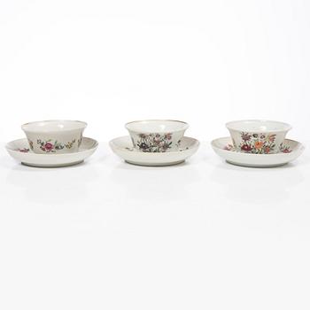 Koppar med fat, 8 st, porslin, Kina, Qianlong (1736-95).