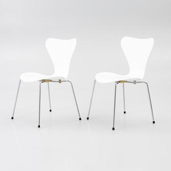 Arne Jacobsen, Chairs, 2, “Series 7”, late 20th century.