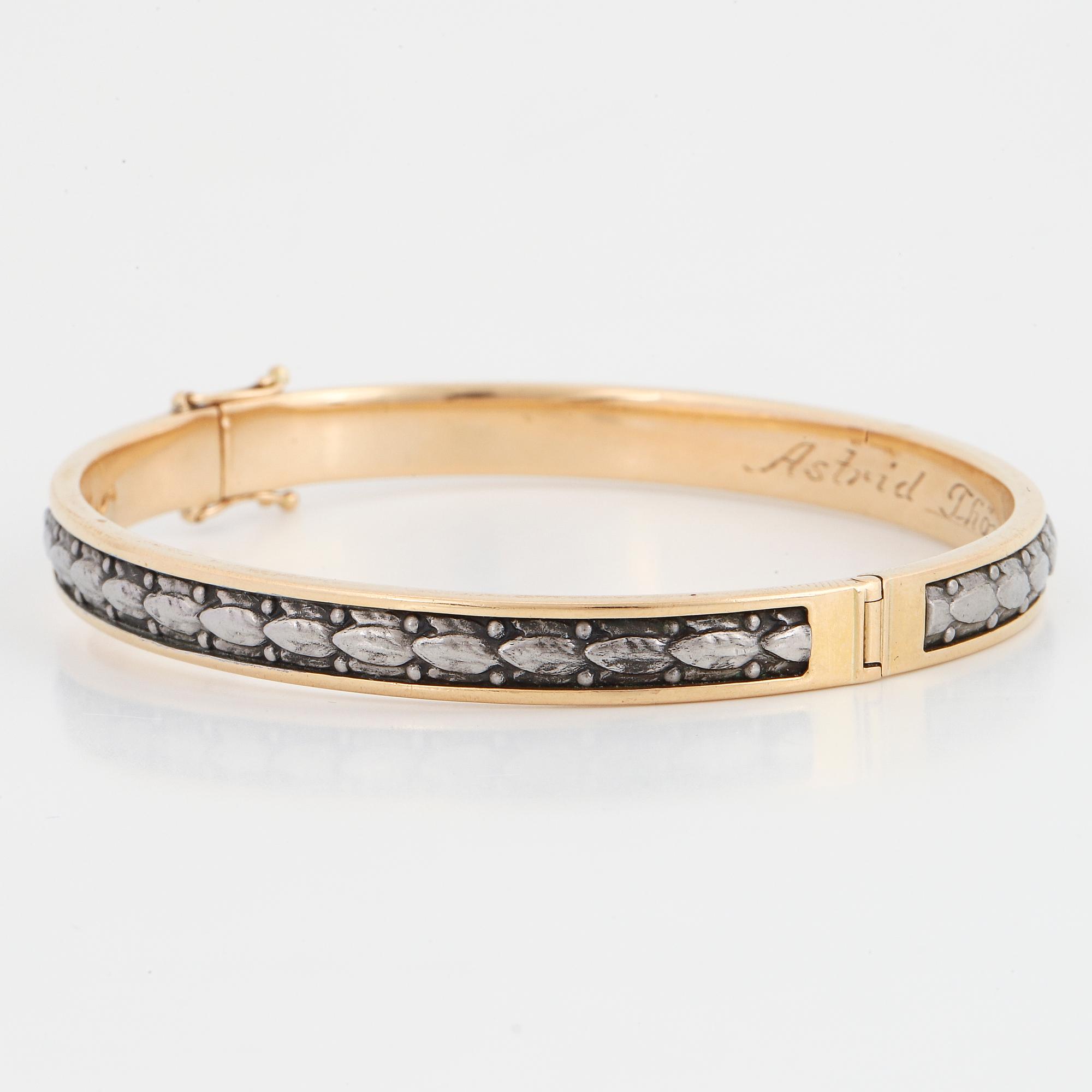 An 18K gold bangle.