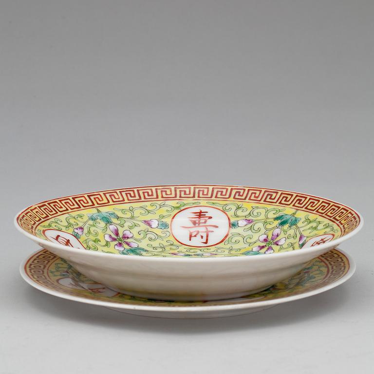TALLRIK MED FAT, porslin, Kina, sen Qing.