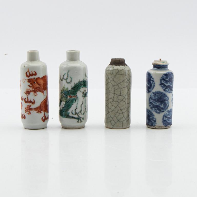 Snusflaskor, fyra stycken, porslin. Kina, tidigt 1900-tal.