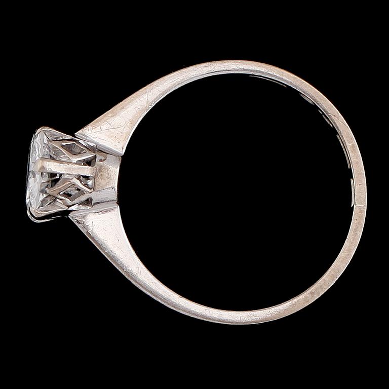 RING, 18K vitguld, solitär briljantslipad diamant ca 1.06 ct, svenska stämplar 1974.