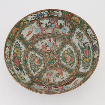 A Chinese porcelain bowl, Canton, second 19th/20th Century.