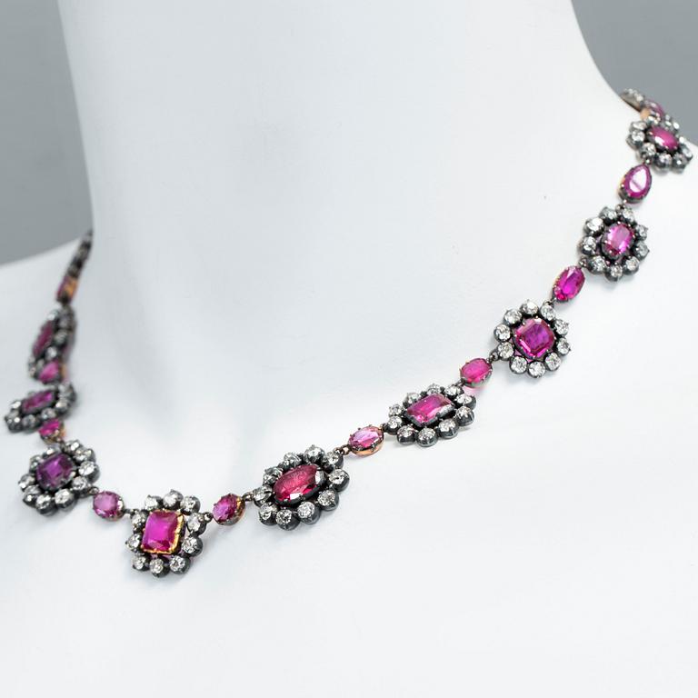 Demi parure bestående av collier samt ett par örhängen med rubiner och gammalslipade diamanter.