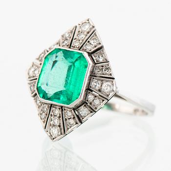 A RING, facetted emerald, 8/8 cut diamonds, 18K white gold. A. Tillander´, Helsinki Finland 1976.