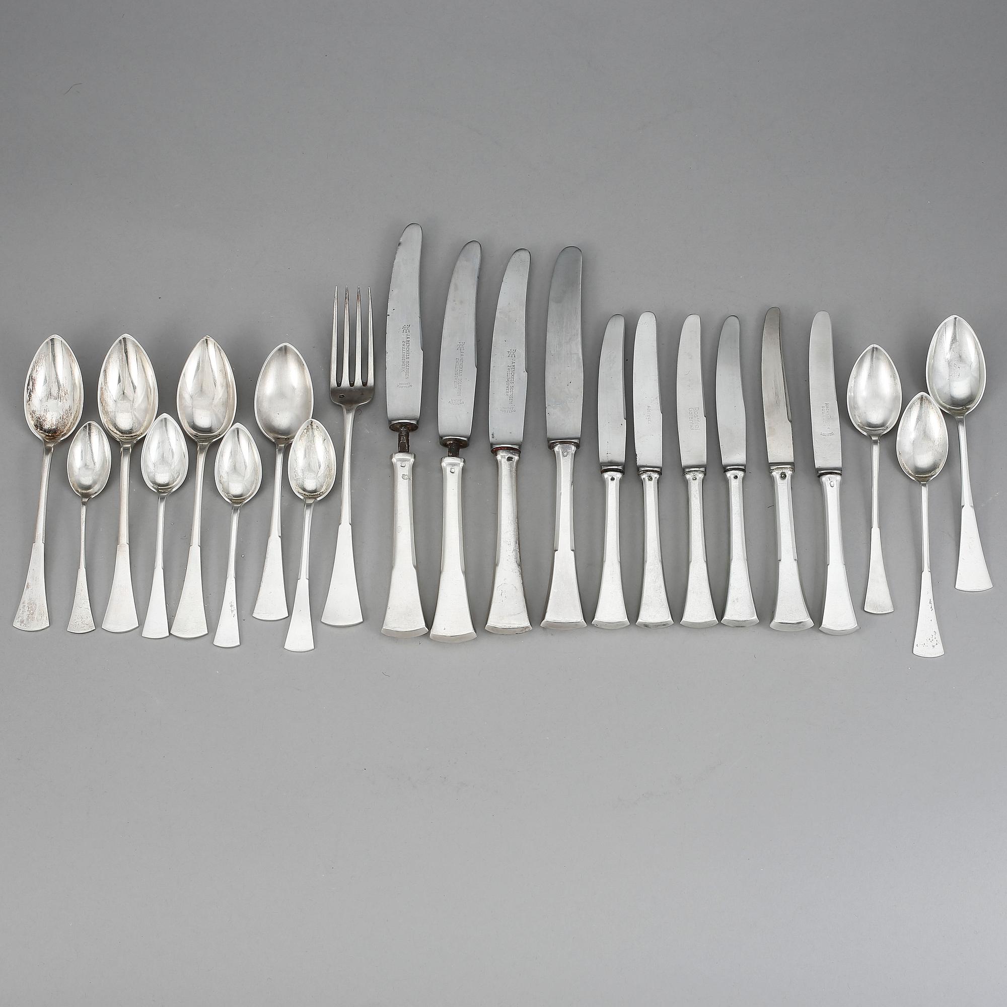 BESTICKSERVIS, 124 delar, silver, bla Österrike-Ungern 1872-1922 och Ungern 1937-1965. Total vikt ca 6841 gram.