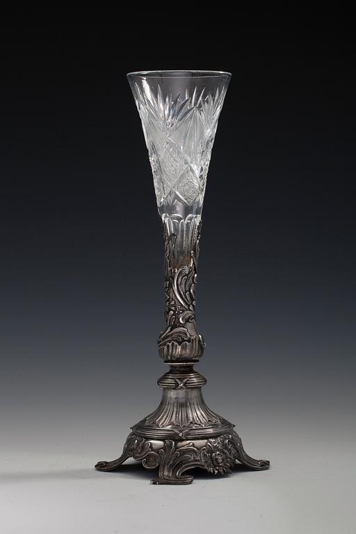 VAASI, 84 hopeaa, hiottua kristallia. Fabergé Moskova 1899-1914. Tarkastusmestari Ivan Lebedkin. Korkeus 36 cm.
