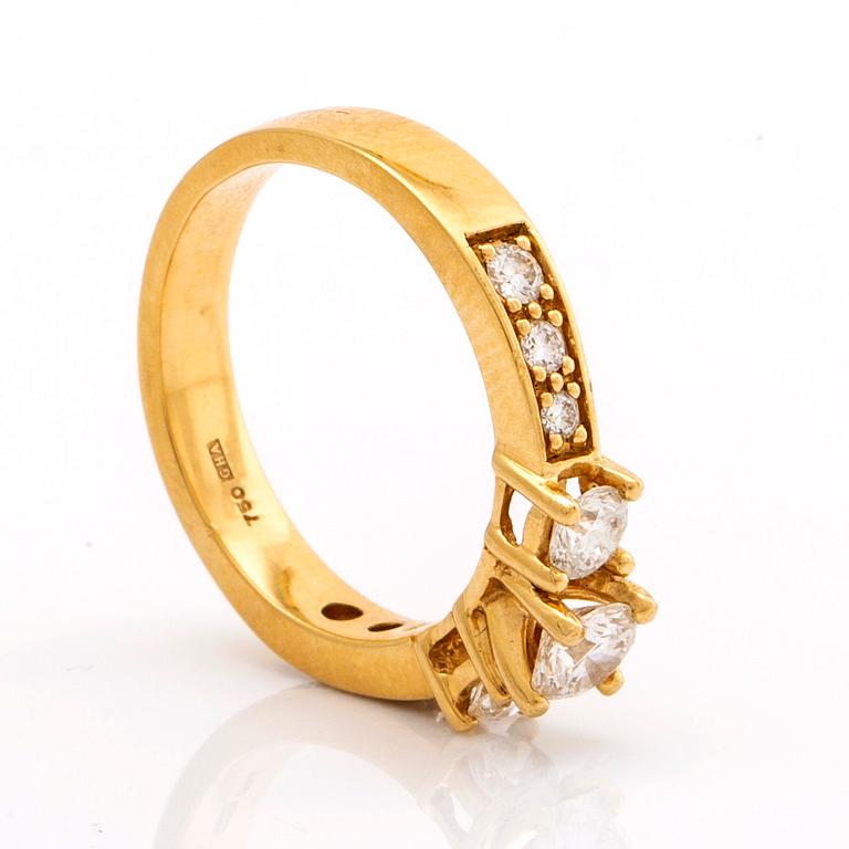 RING 18K gold w brilliant-cut diamonds. 3 center stones approx 0,70 ct in total.
