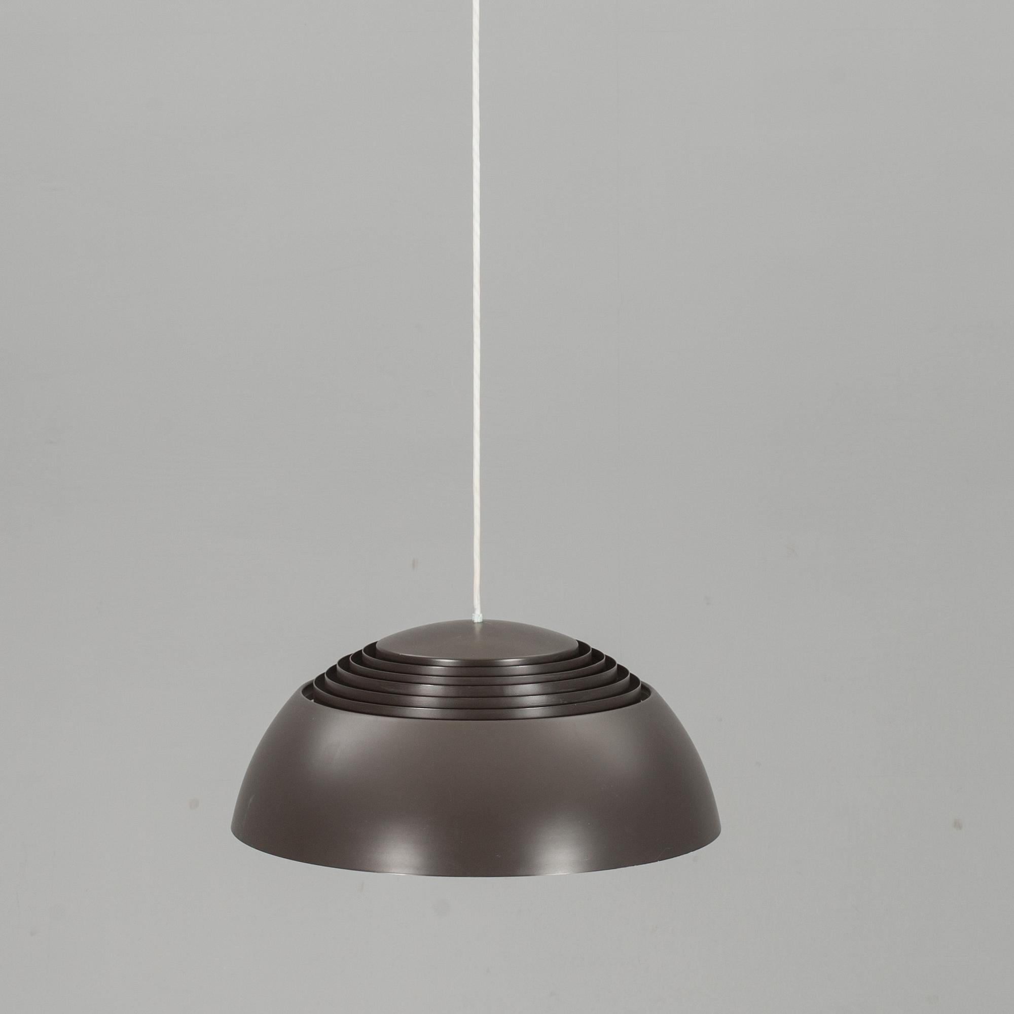 TAKLAMPA, "AJ Pendeln", Arne Jacobsen, Louis Poulsen, Danmark, 1900-talets andra hälft.