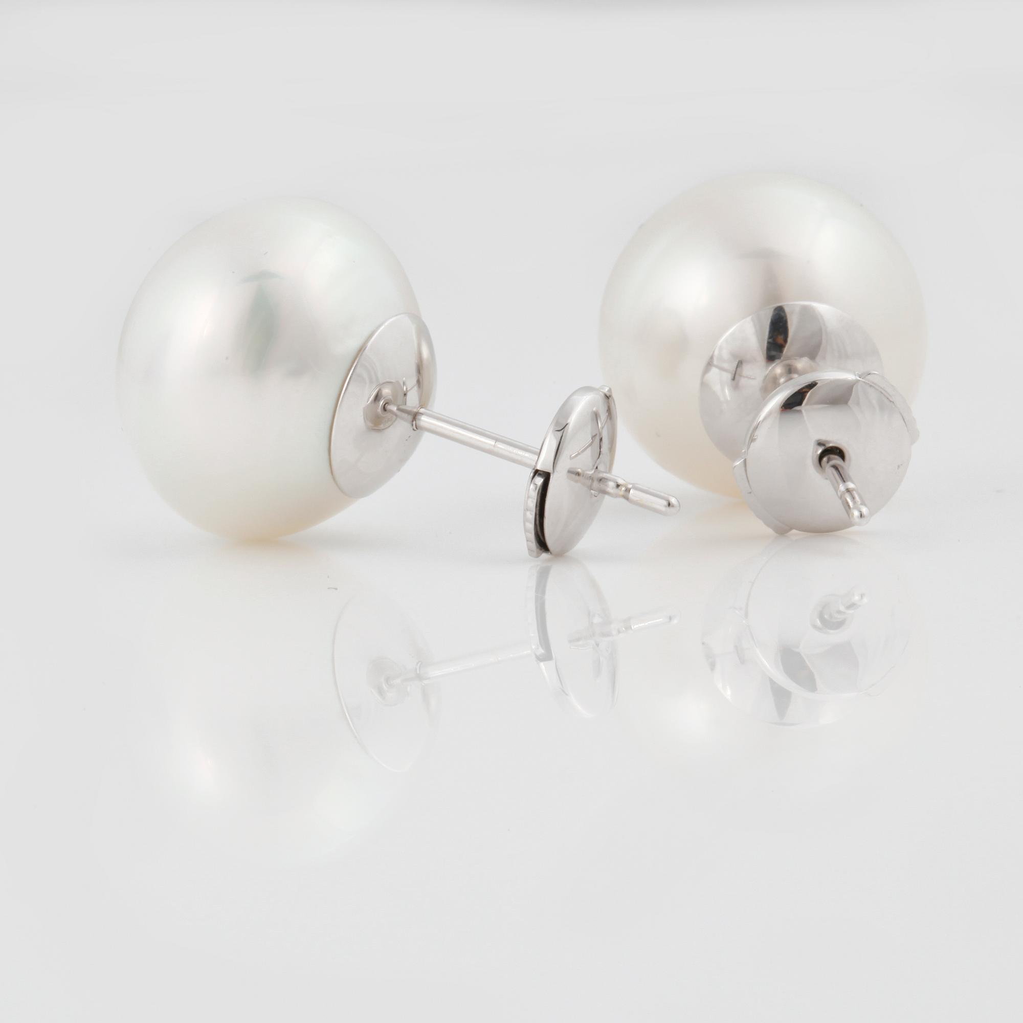ÖRHÄNGEN, ett par, med odlade South Sea pärlor.