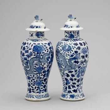 URNOR MED LOCK, 2 st, porslin, Kangxistil, Kina 1900-tal.