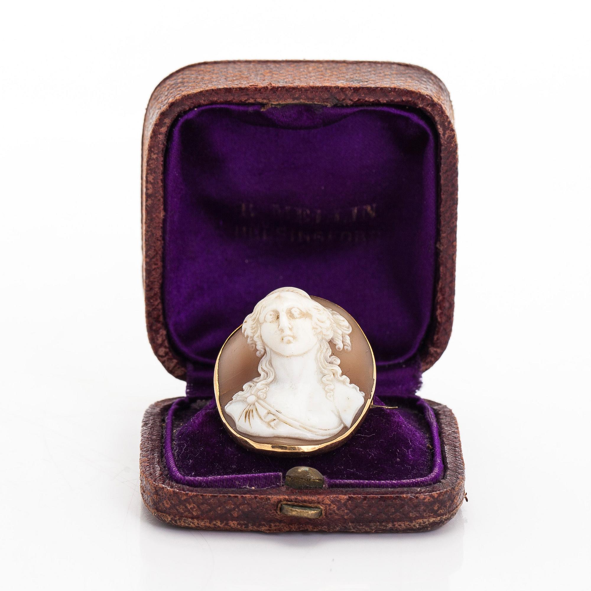 Rintaneula, kameé 18K kultaa, Petter Manninen Viipuri 1889.