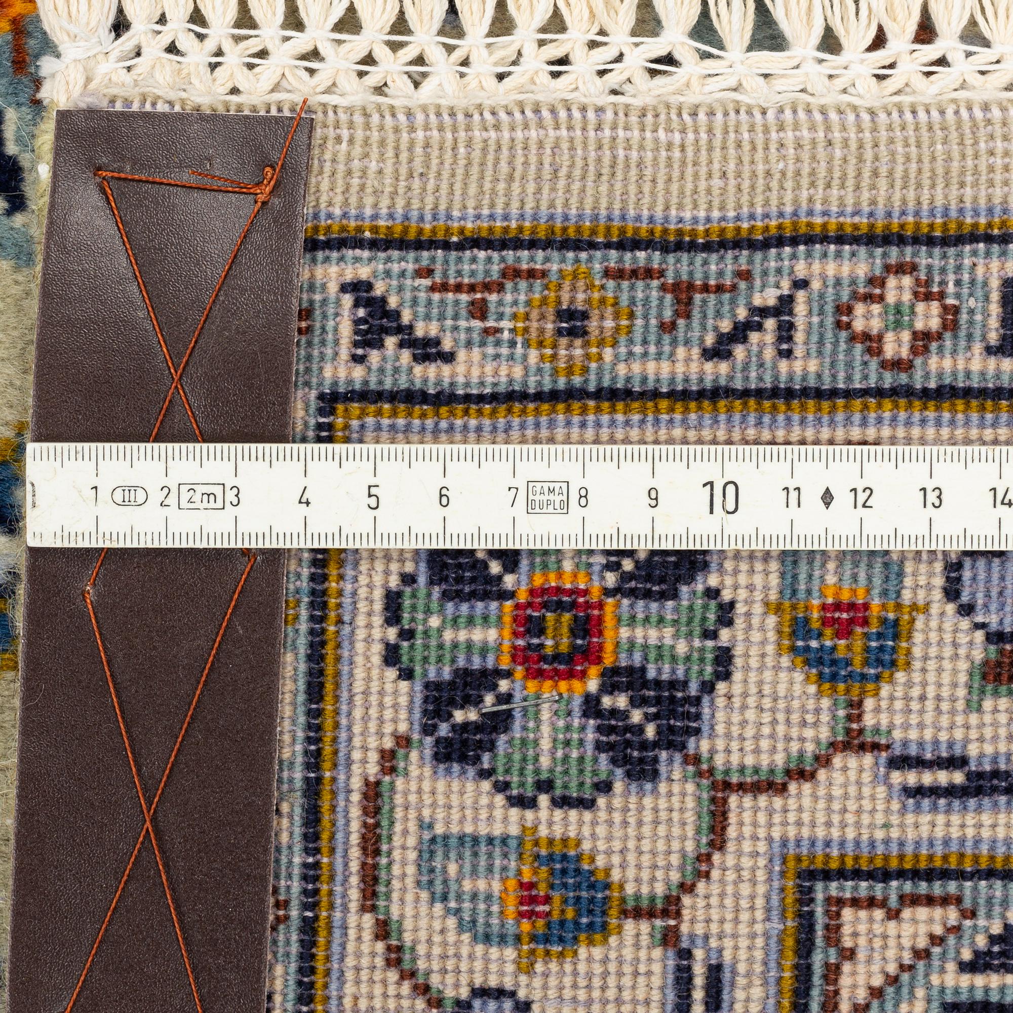 A Kashan carpet, ca 395 x 277 cm.