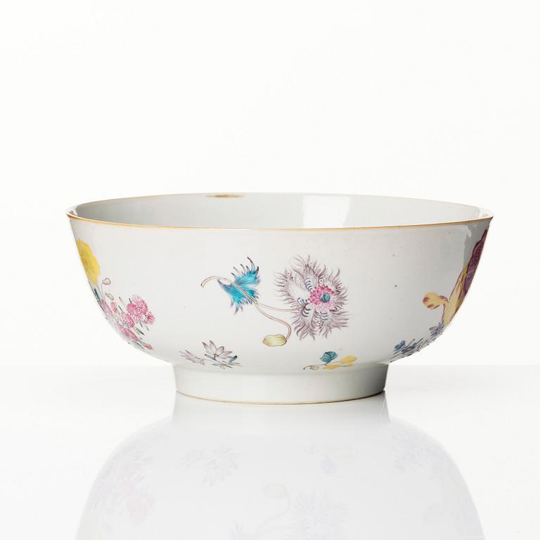 A famille rose punch bowl, Qing dynasty, Qianlong (1736-95).