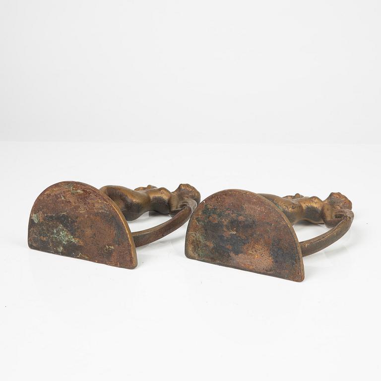Bokstöd,
ett par, bronspatinerad metall, 1900-tal.