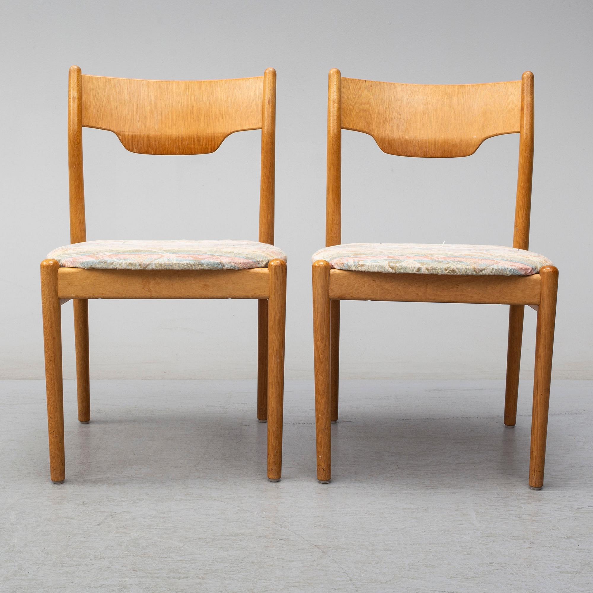 EDVARD KINDT-LARSEN, dining table and four chairs, Säffle Möbelfabrik, 1960s. 2 leaves included.
