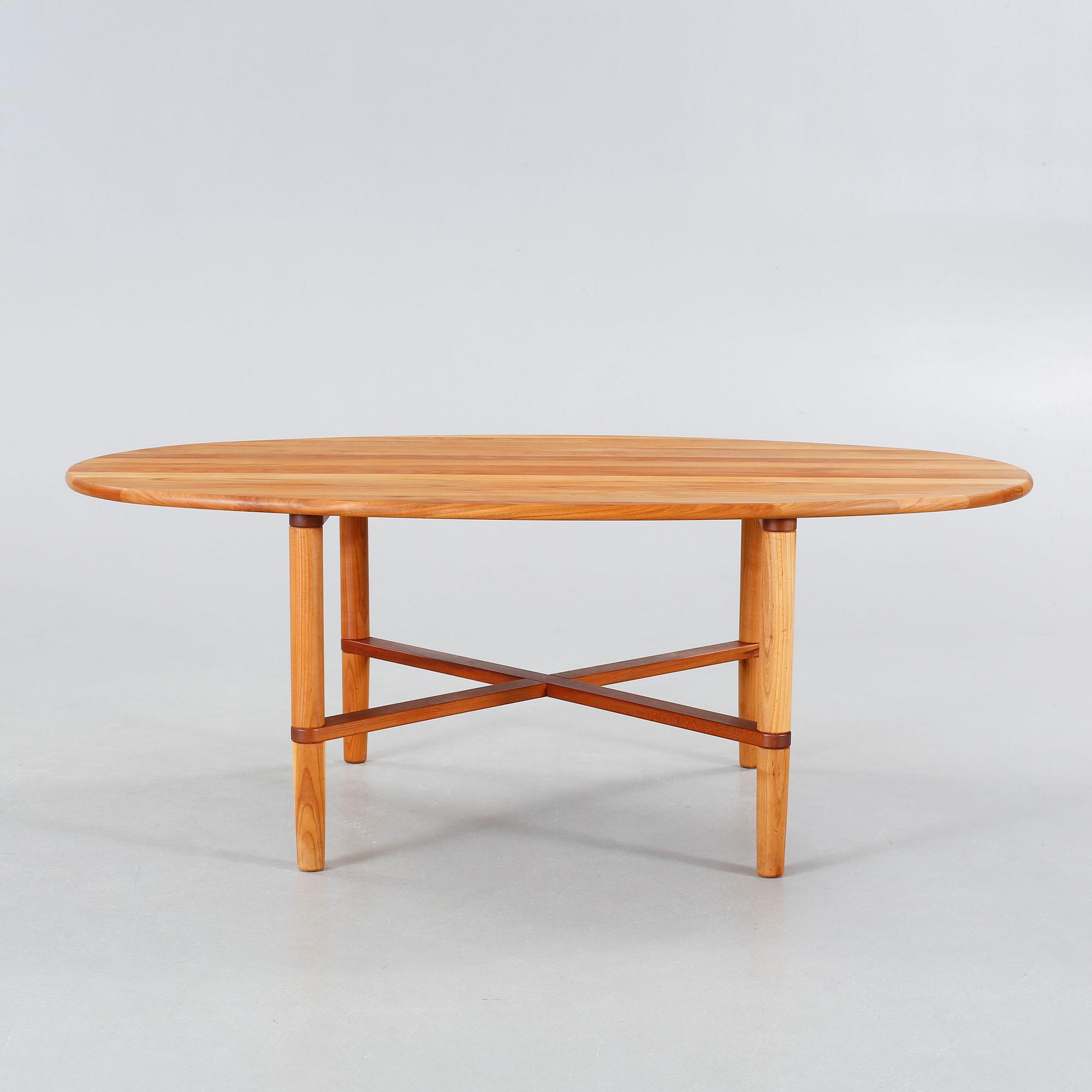 A coffee table named "Opus 9", designed Søren Nissen och Ebbe Gehl and made in the 21th century.