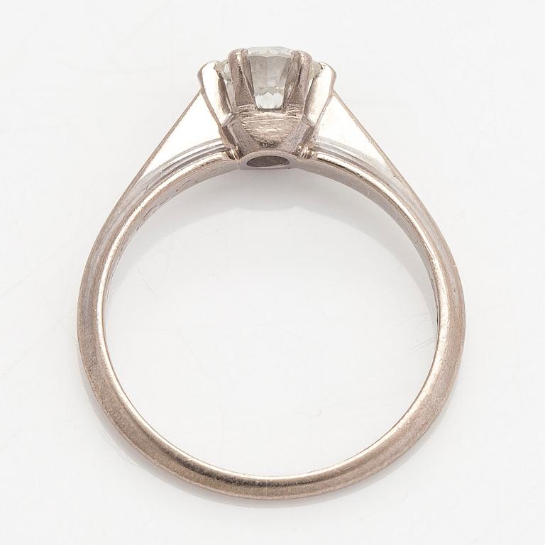 Ring, 18K vitguld med en briljantslipad diamant circa 0,62 ct, Kultakeskus 1988.