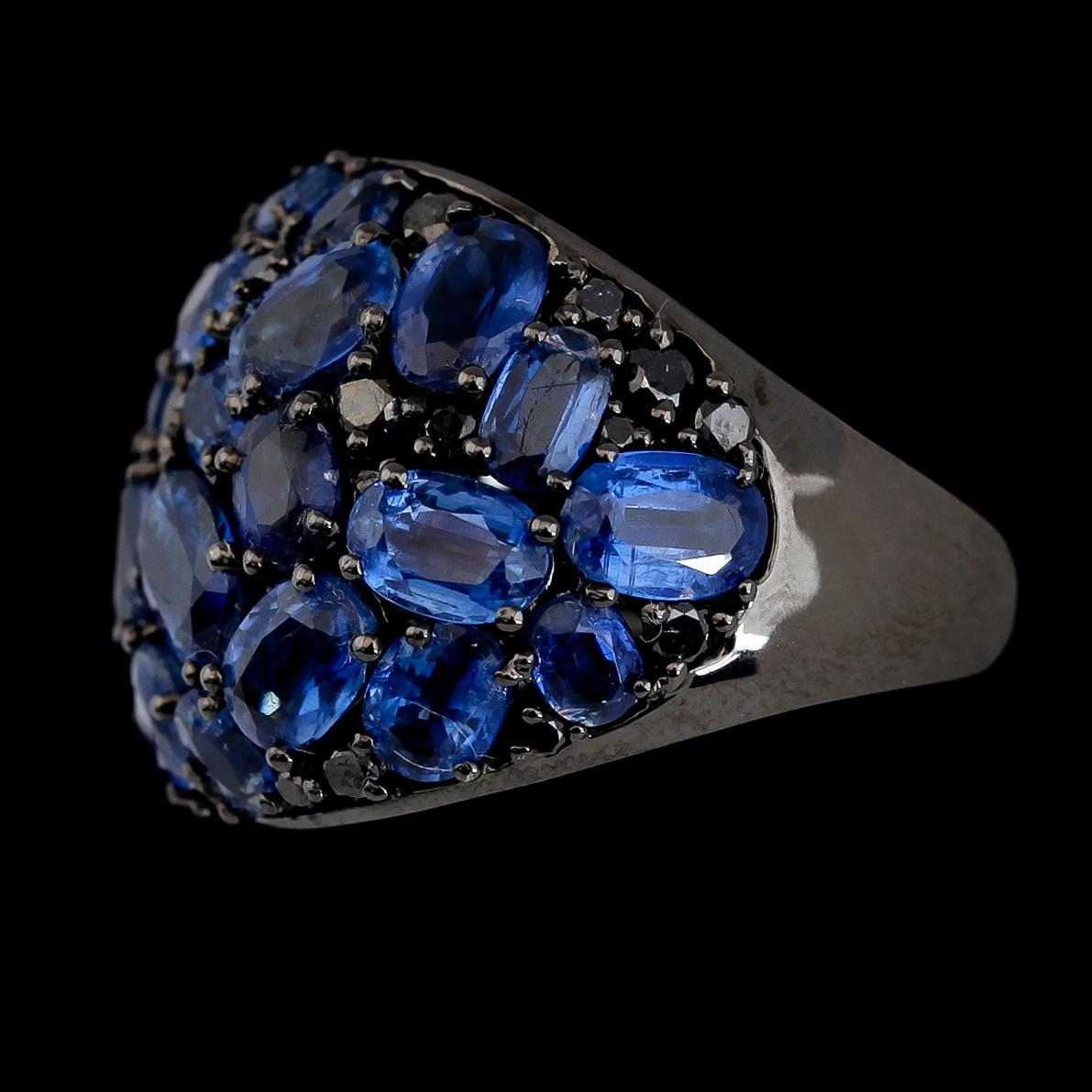 RING, 18 K svärtat/rhodinerat guld, blå kyaniter tot ca 9.95 ct, svarta diamanter tot ca 0.74 ct.