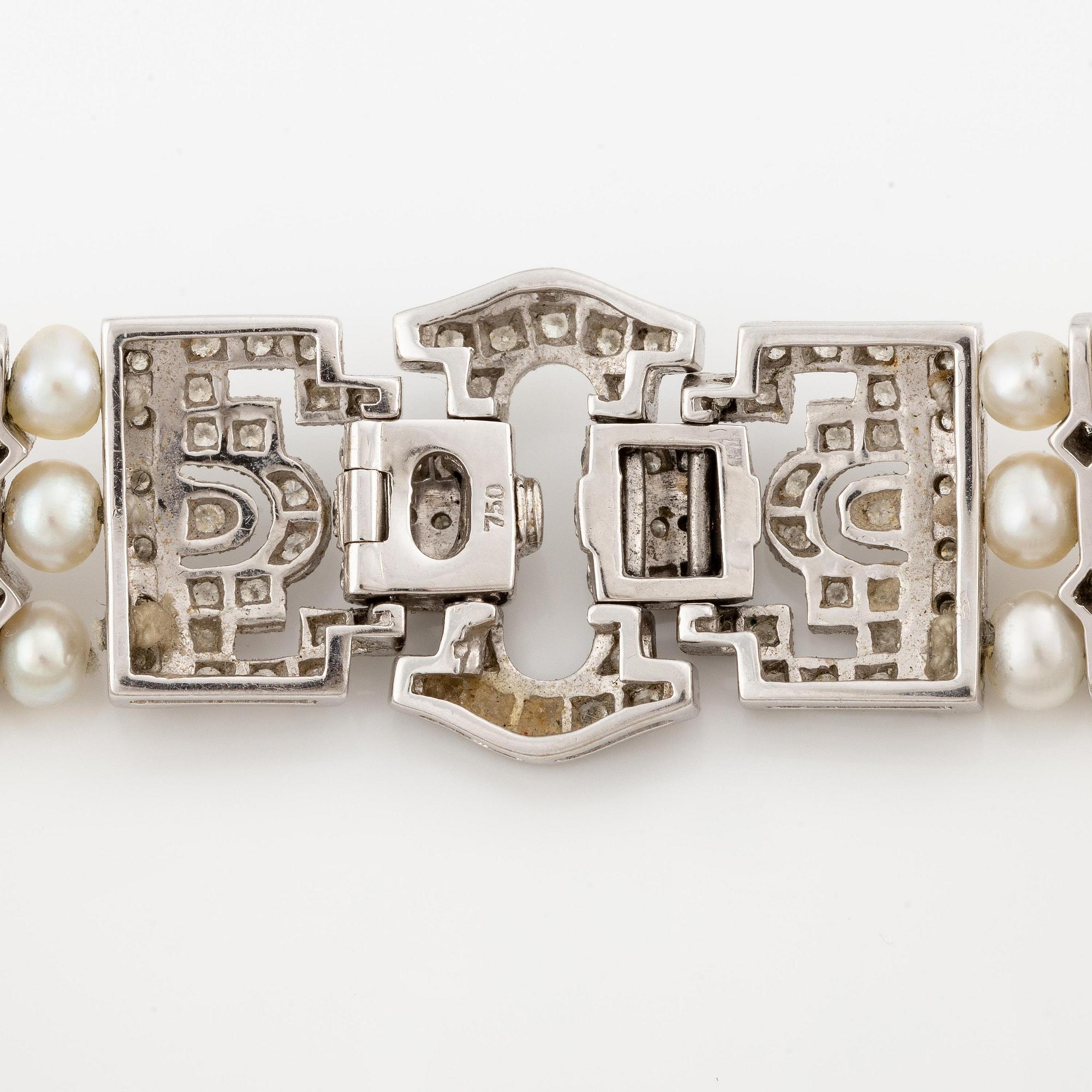 Armband 18K vitguld med odlade pärlor och runda briljantslipade diamanter.