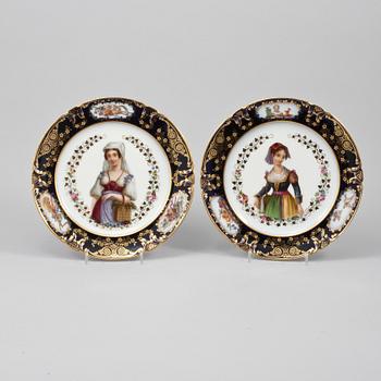 TALLRIKAR, 2 st, porslin, Pochet Deroch, Paris, Frankrike, omkring sekelskiftet 1900.