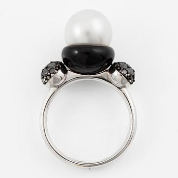 Ring 18K vitguld med en odlad Söderhavspärla och svarta diamanter och emalj, Autore.