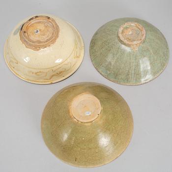 A group of Southeast asian ceramic bowls, including Thailand 17th/19th century.