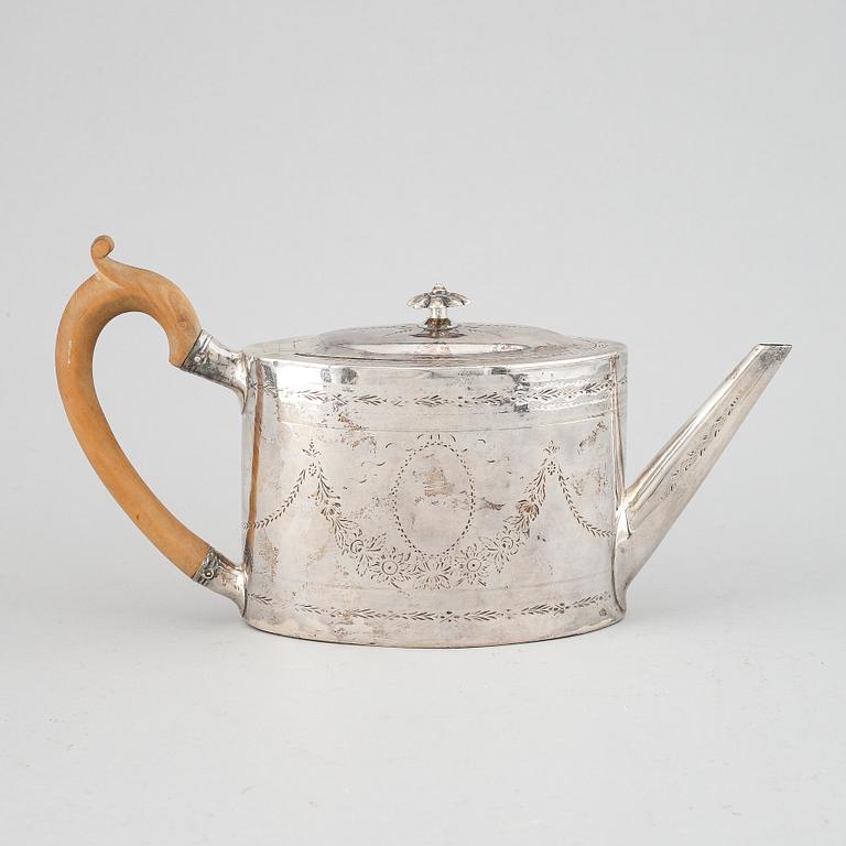 TEKANNA, silver, London, 1824. Vikt cirka 354 gram totalt.