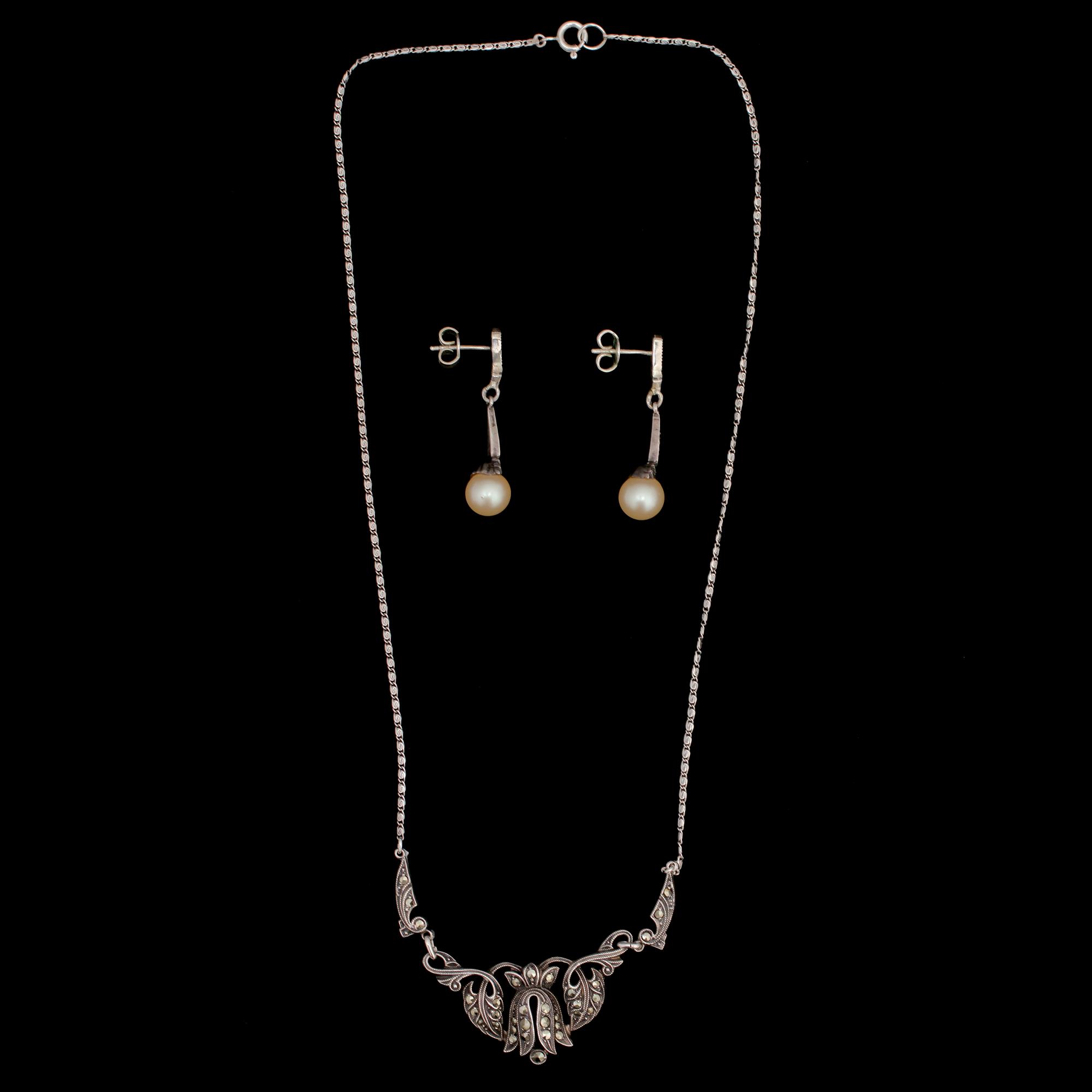 SMYCKESET, 2 delar, silver, markasiter och oäkta pärlor, 1900-talets mitt. Vikt 11 g.