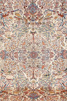 A figural Sarouk carpet, approx. 388 x 303 cm.