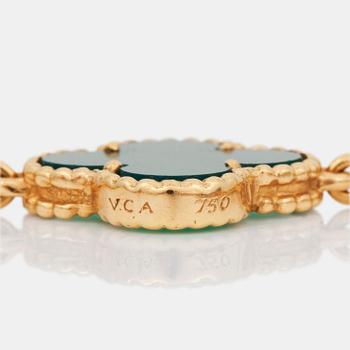 A green chalcedony and 18K gold "Alhambra" necklace from Van Cleef & Arpels. Signed V.C.A for Van Cleef & Arpels.