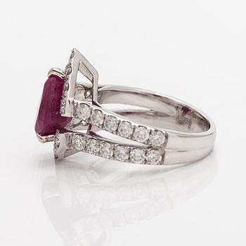 Sormus, 18K valkokultaa, timantteja n. 1,84 ct yht ja rubiini n. 3.50 ct.
