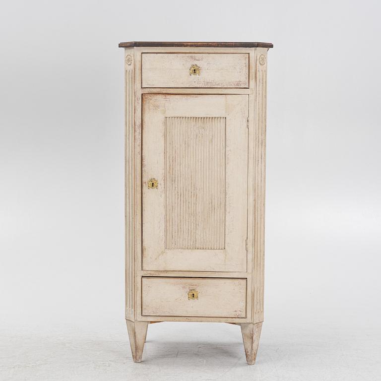 Skåp, gustaviansk stil, omkring 1900.