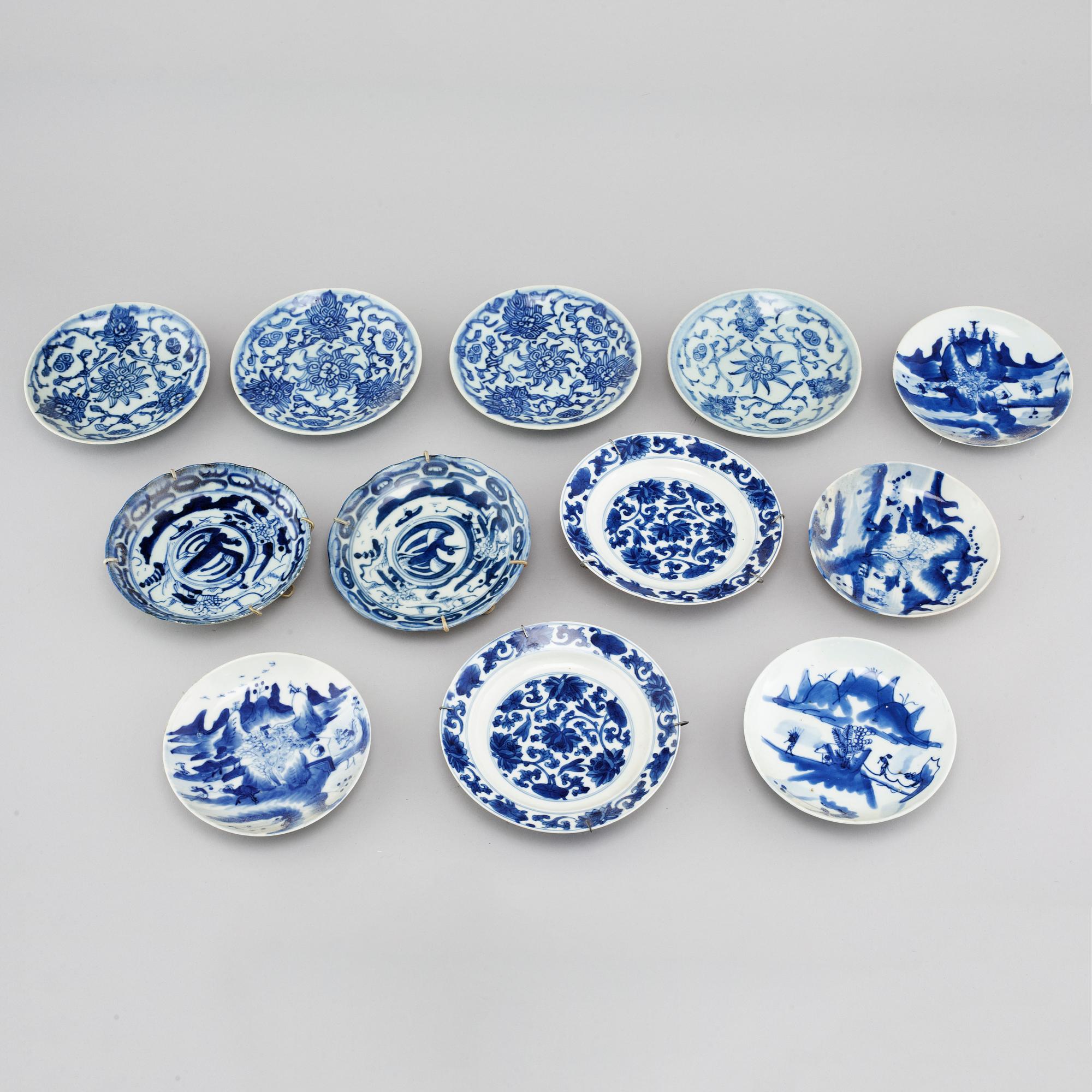 12 small porcelain plates from China, 20th century.