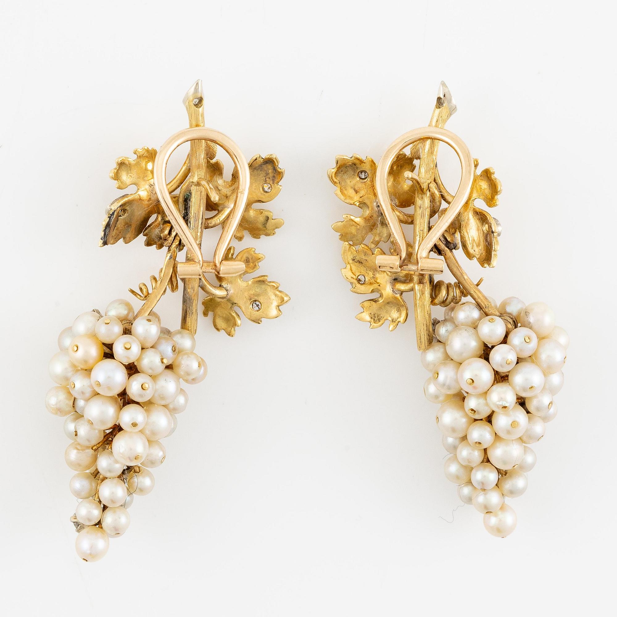 A pair of earrings and a brooch in 18K gold in the form of grapes with pearls and round brilliant-cut diamonds.
