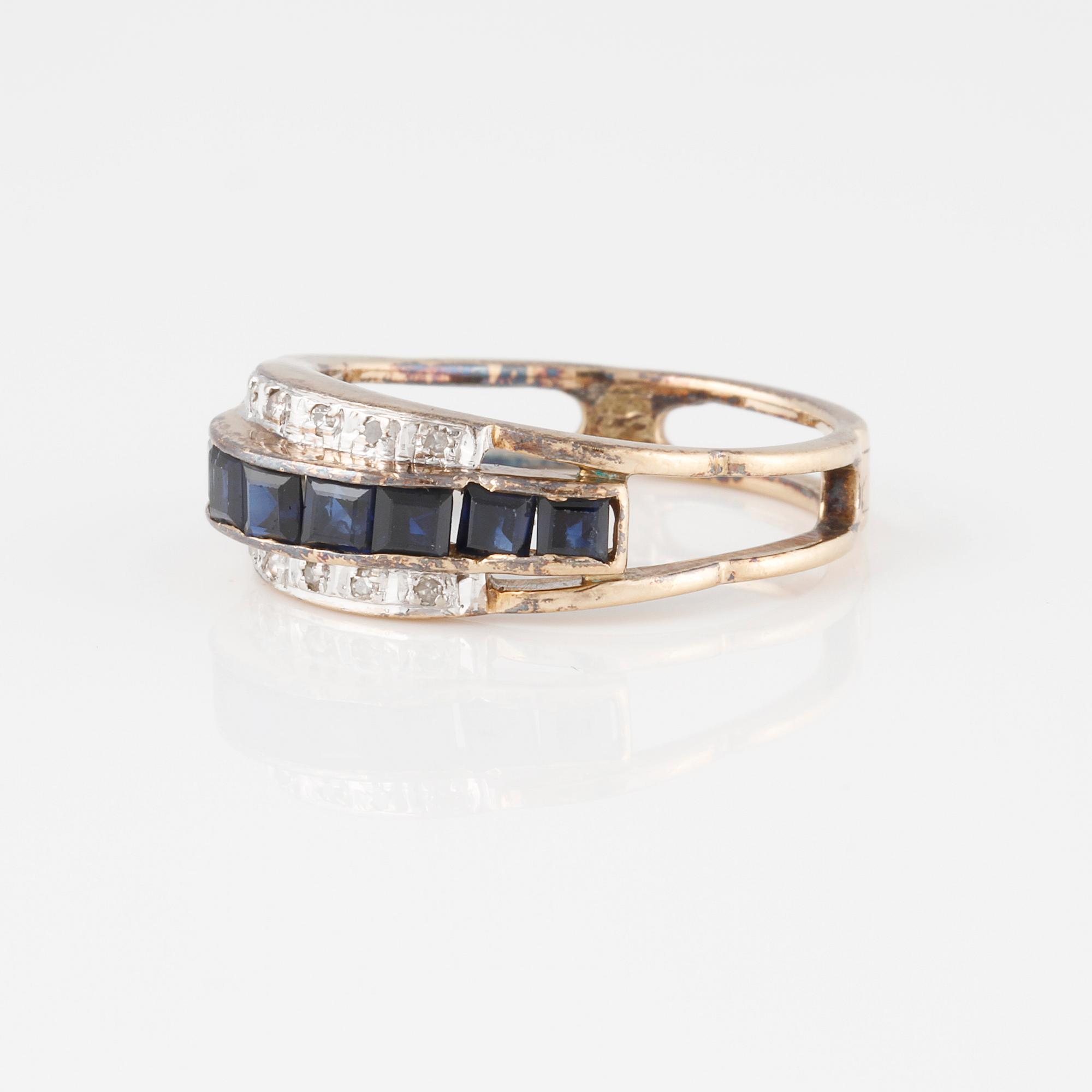 RING, med fasettslipade blå safirer samt åttkantslipade diamanter.
