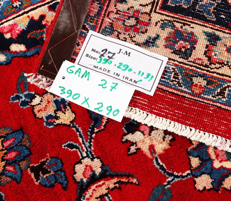 A Keshan carpet, c. 390 x 290 cm.