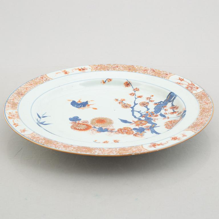 An Imari porcelain charger, China, Qing dynasty, first half of the 18th century.