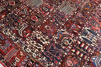 A Baktiari carpet, approx. 410 x 312 cm.
