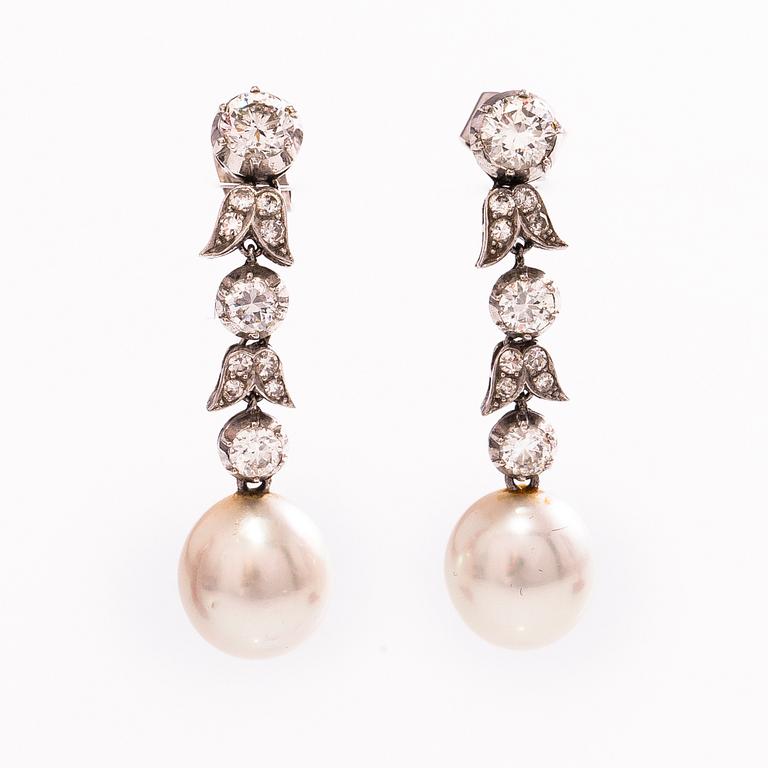 A pair of 18K white gold earrings with cultivated pearls and diamonds ca. 1 ct in total.