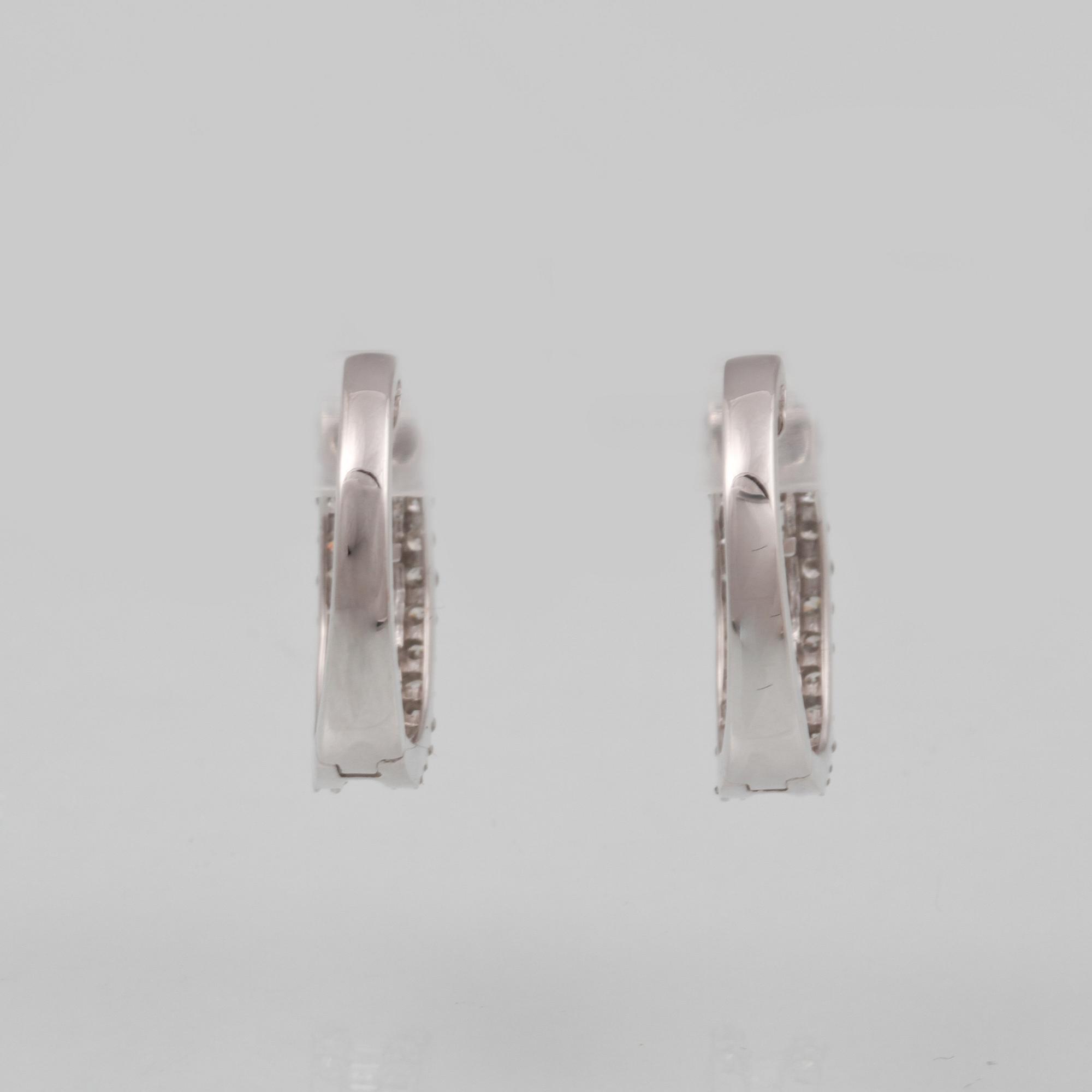 ÖRHÄNGEN, 18K vitguld med briljant och baguettslipade diamanter ca 0.67 ct. Vikt 2,9 gram.