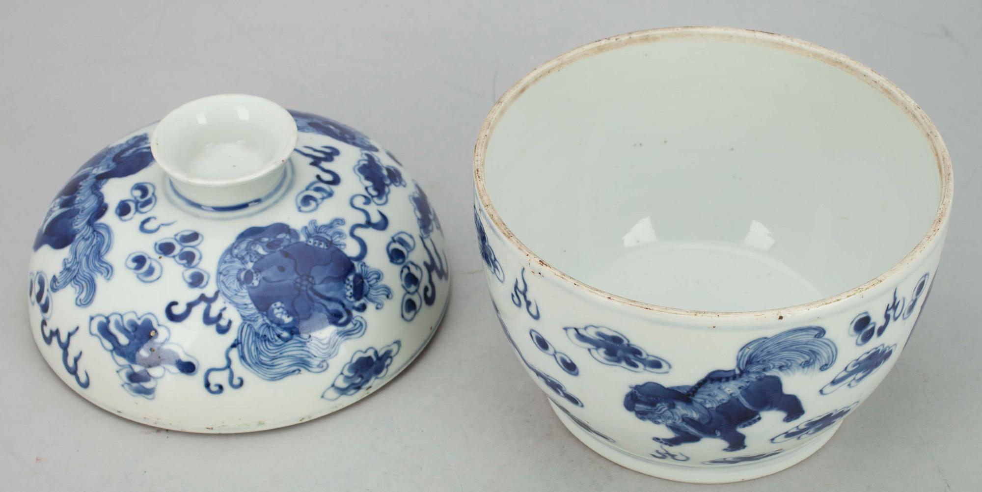 URNOR med LOCK, ett par, porslin, Kina, Qing dynastin 1800-talets slut.